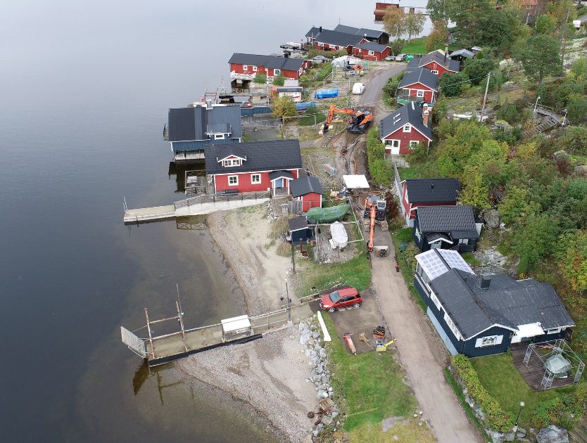 Röda stugor vid strandkant på Njurundakusten