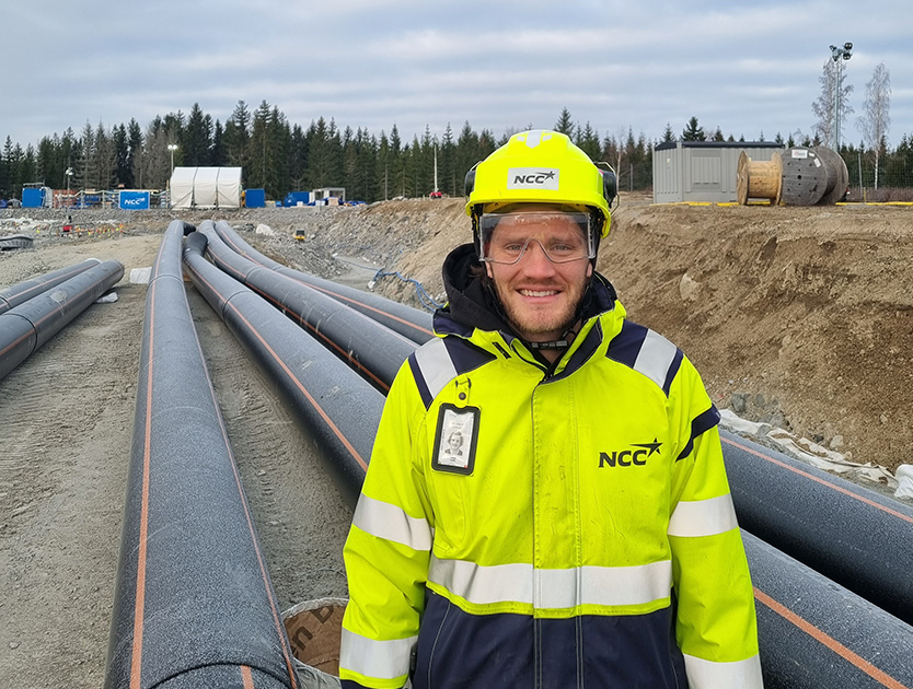 Fredrik Lundin, blockchef på NCC med långa breda rör bakom